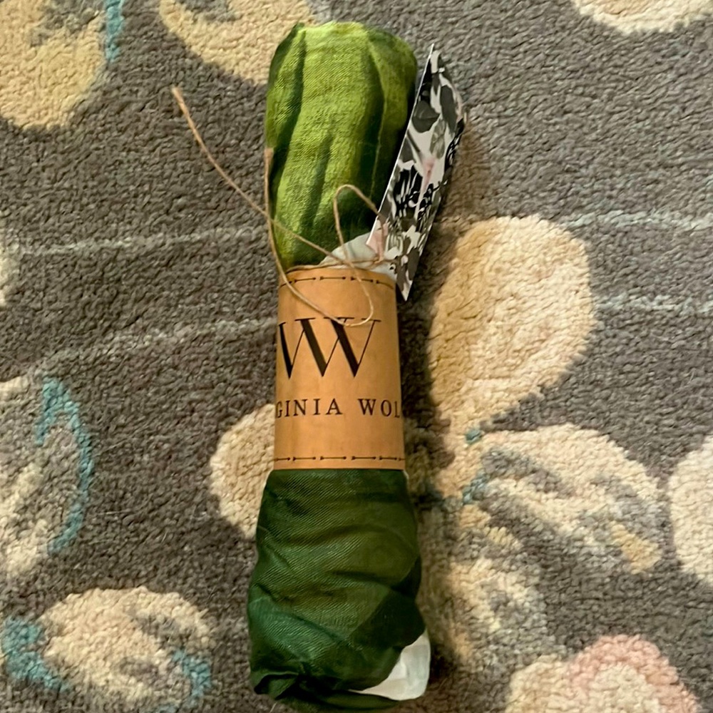 NWT Virginia Wolf Wrap
